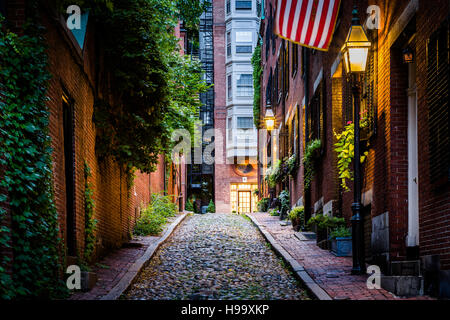 Acorn Street di notte in Beacon Hill, Boston, Massachusetts. Foto Stock