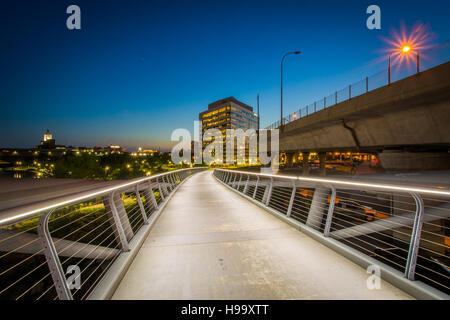 La banca del Nord ponte pedonale di notte a Boston, Massachusetts. Foto Stock