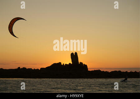 Kitesurfer stagliano contro il sole di setting, Kermma, Finisterre Foto Stock