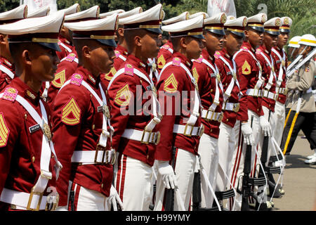 Polizia indonesiana cadetti marciando con il fucile in giorno di indipendenza bandiera cerimoniale indonesiano al Palazzo Presidenziale. Foto Stock