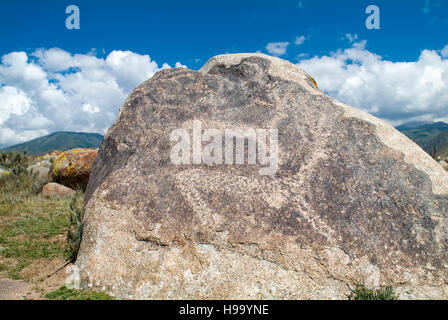 Incisioni rupestri risalenti a 800 BC di 1200AD vicino alla cittadina di Cholpon-Ata sulla riva del lago Issyk Kul. Foto Stock