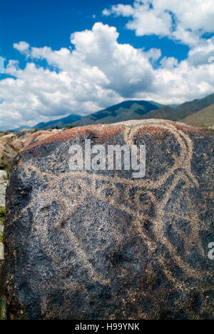 Incisioni rupestri risalenti a 800 BC di 1200AD vicino alla cittadina di Cholpon-Ata sulla riva del lago Issyk Kul. Foto Stock