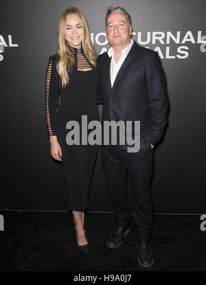 La città di New York, Stati Uniti d'America - 17 Novembre 2016: Direttore della Fotografia Seamus McGarvey (R) e valutazione frequentare il "animali notturni " New York premiere Foto Stock