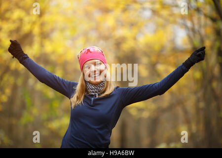 Ragazza facendo esercizi in foresta Foto Stock