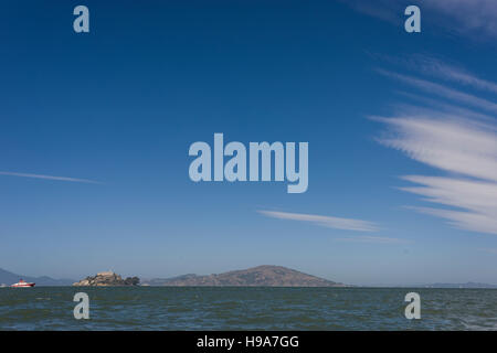 Basso angolo vista dell Isola di Alcatraz a San Francisco Bay, 1.25 miglia al largo di San Francisco, California, Stati Uniti. Foto Stock