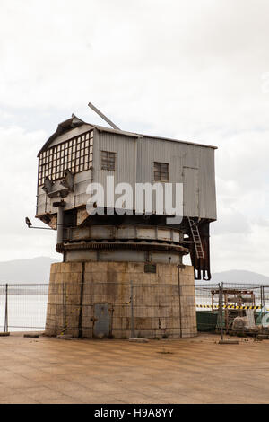 Vista del vecchio chiamato gru Grua de Piedra sul lungomare di Santander Foto Stock