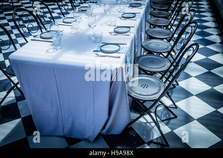 Un lungo tavolo di cui sei pronto per una festa di compleanno in un luogo Foto Stock