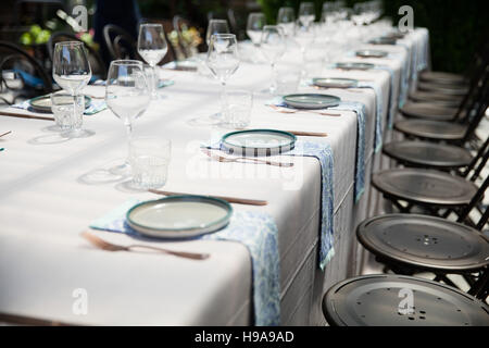 Un lungo tavolo di cui sei pronto per una festa di compleanno in un luogo Foto Stock