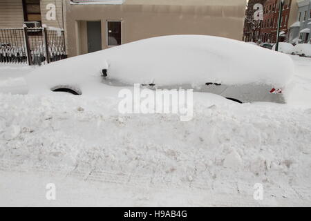 Una vettura in arato e sepolto nella neve Foto Stock