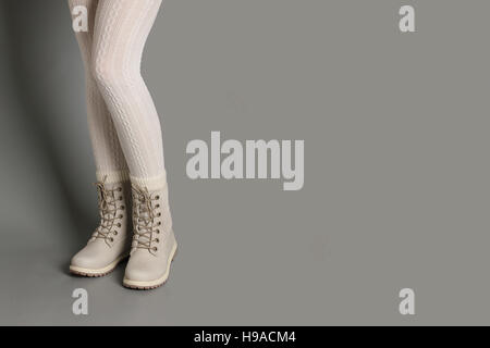 Gambe femmina in bianco collant e luminoso winter stivali. Foto Stock