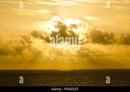 Nel tardo pomeriggio sole che splende attraverso le nuvole, Makefu, Niue, South Pacific Oceania Foto Stock