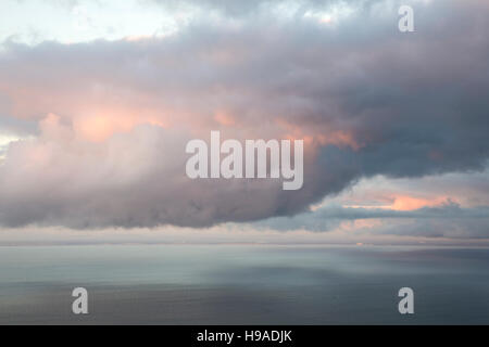 Drammatica della luce della sera oltre il canale di Bristol da Somerset, guardando verso il Galles del Sud Costa, Somerset, Inghilterra, Regno Unito Foto Stock