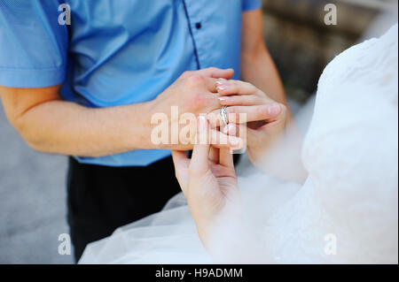 Sposa sposo indossa l'anello Foto Stock