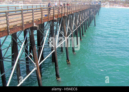 Oceanside pier, Oceanside, della Contea di San Diego, California, Stati Uniti d'America. Vista dal mare alla spiaggia. Foto Stock