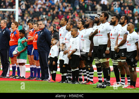 Inghilterra mascotte line up con il team a cantare l'inno nazionale prima di kick off durante l'autunno partita internazionale a Twickenham Stadium, Londra Foto Stock