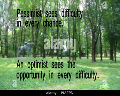 Pessimista vede difficoltà in ogni occasione. Un ottimista vede le opportunità in ogni difficoltà. La motivazione, poster, citazioni, immagine sfocata Foto Stock