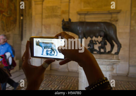 Lupo capitolino statua, shotting turistica mobile foto Roma, Italia, musei capitolini, musei capitolini, arte landmark turistico Foto Stock