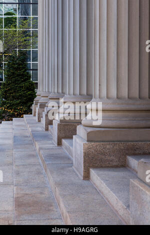 Dettagli architettonici dei pilastri in immagine stock, Bloor Street, centro di Toronto. Foto Stock