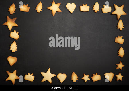 Biscotti di Natale e il decor cartolina con copyspace Foto Stock