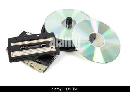 Le pile di CD sulla bobina e nastri audio isolato su sfondo bianco con tracciato di ritaglio Foto Stock