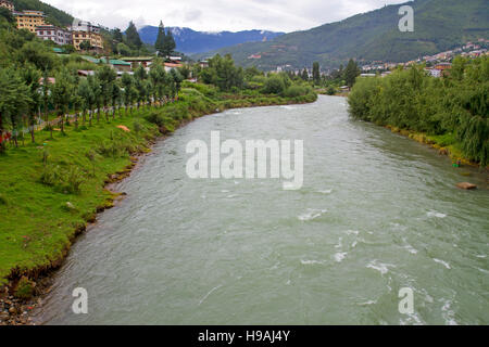 La Wang Chhu Thimphu (fiume) in esecuzione attraverso Thimphu Foto Stock