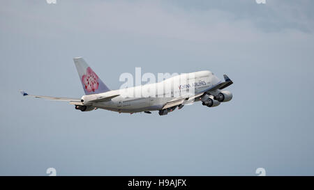 China Airlines Boeing 747-400 B-18212 wide-body jumbo aereo jet airborne prendere il decollo Foto Stock