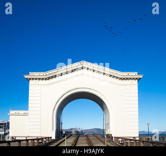 Una vista del molo del traghetto 43 arch in Fisherman's Wharf di San Francisco, California. La SS Geremia O'Brien è visibile nell'arco Foto Stock