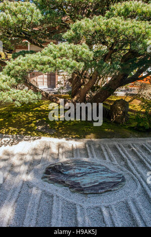 Un giardino Zen a Ginkaku-ji, una villa denominata Padiglione di Argento costruita nel 1482 per Shogun Ashikaga Yoshimasa. Ora è uno Zen tempio buddista. Foto Stock