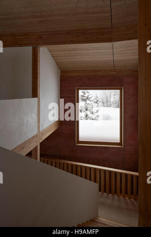 Caso di scale. Casa Rossa - Rothaus, Andermatt, Svizzera. Architetto: Jonathan Tuckey Design, 2015. Foto Stock