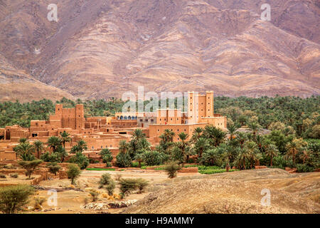 Kasbah e vecchie case in un vecchio villaggio nella splendida Valle di Draa in Marocco Foto Stock