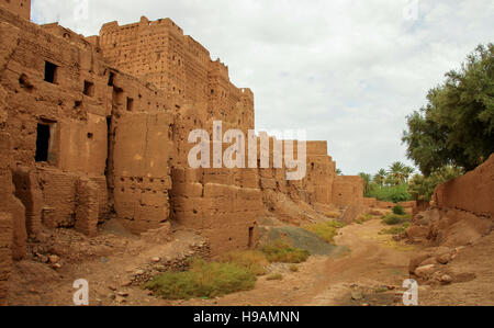 Antica kasbah di arenaria nella Valle di Draa, Marocco Foto Stock