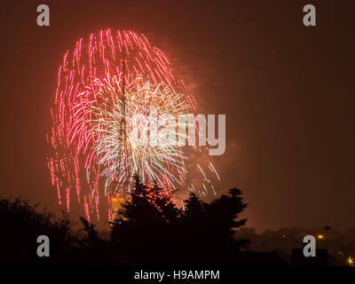 Fuochi d'artificio su Crystal Palace stazione trasmittente su Guy Fawkes notte anche noto come notte dei falò e fuochi d'artificio notte il 5 di novembre, Londra Foto Stock