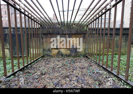 Tombe che sono protetti per interrompere la grave rapinare in epoca vittoriana il cimitero Ramshorn è un cimitero in Scozia Foto Stock