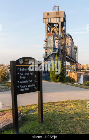 Un cartello indica il chilometraggio in punti di riferimento sull'Arkansas River Trail in Little Rock Arkansas. Foto Stock