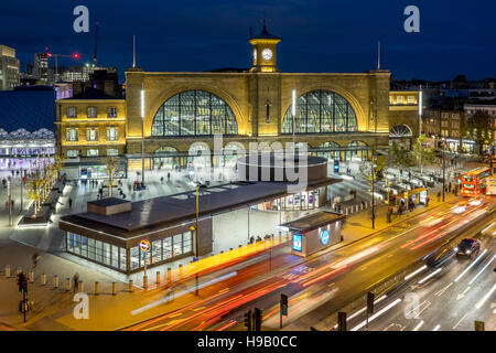 Re di Kings Cross stazione ferroviaria nazionale di notte tramonto tramonto a Londra con il bus bus metropolitana metropolitana St Pancras Foto Stock