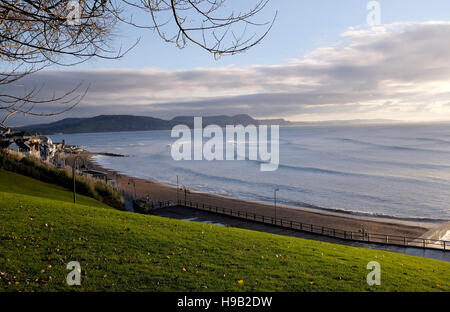 Vista da Lister i giardini cercando sulla baia e sulla spiaggia a Lyme Regis Dorset Foto Stock