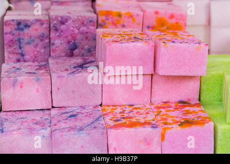 Colorato di rosa, viola e verde lime blocchi di marmo artigianale di sapone in stallo a craft market Foto Stock