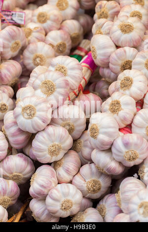 Pila di cresciuto in casa aglio sul mercato degli agricoltori in stallo Foto Stock