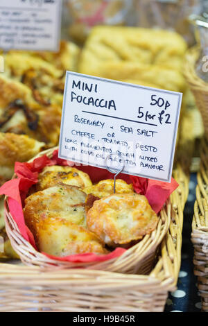 Fatte a mano aromatizzati mini focaccia nel cestello a indipendente sul mercato artigianale Foto Stock