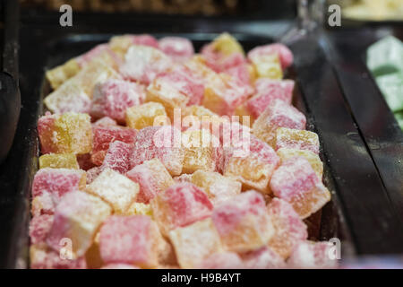 Giallo e rosso Delizia Turca nel vassoio in corrispondenza di artisanal mercatino di Natale Foto Stock