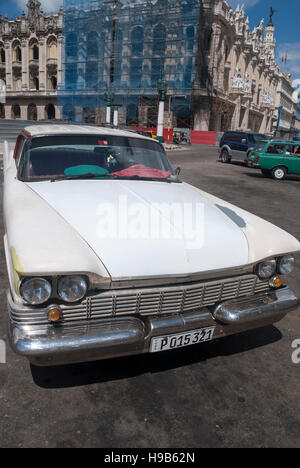 Havana Cuba - un'annata 1959 Chrysler Windsor parcheggiato di fronte a La Havana Capitol Building sul Paseo del Prado Foto Stock