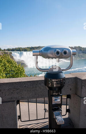 A gettone binocolo per la visione delle cascate Americane e altri oggetti dal lato canadese delle Cascate del Niagara Foto Stock