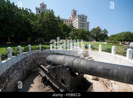 Uno dei due cannoni sul display nel back giardini al Nacional hotel in Havana Cuba. Foto Stock