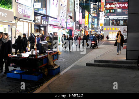 Myeong-dong di Seoul, Corea del Sud, di notte Foto Stock