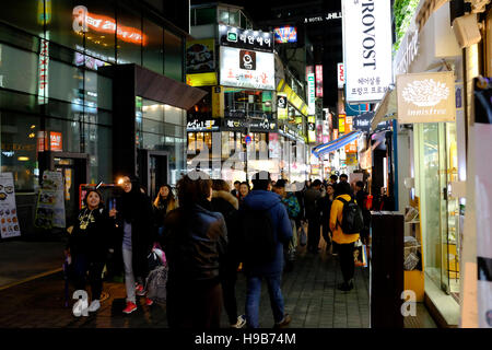 Street scene in notturna a Myeong-dong di Seoul, Corea del Sud Foto Stock