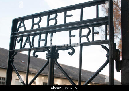 I cancelli del campo di concentramento di Dachau. Foto Stock