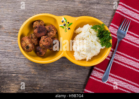 Le polpette di carne con purea di patate sul tavolo della luce naturale Foto Stock