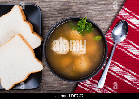 Polpette con la minestra di pane sul tavolo della luce naturale Foto Stock