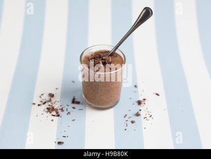 Il cioccolato chia budino di semi in un bicchiere. Foto Stock