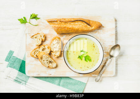 Verde zuppa di verdure con prezzemolo e baguette su sfondo bianco Foto Stock